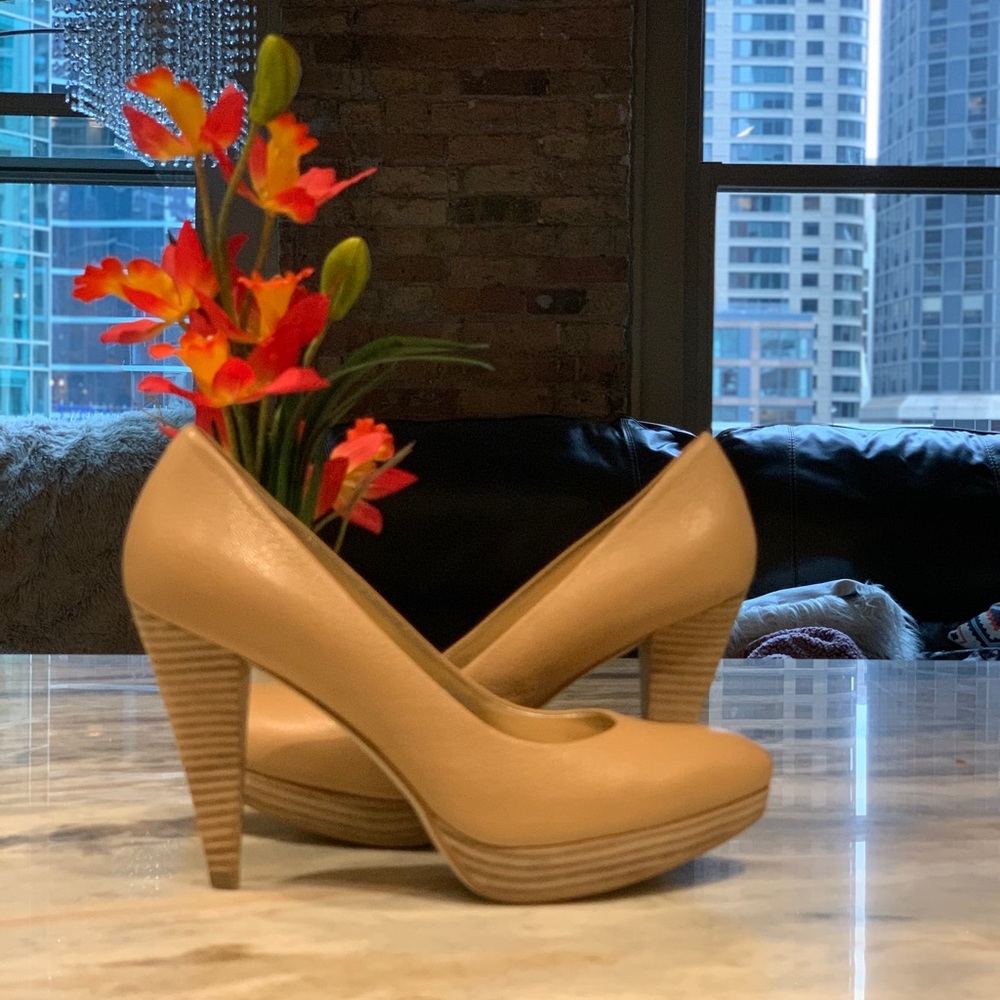 SEXY LEATHER BANANA REPUBLIC PUMPS